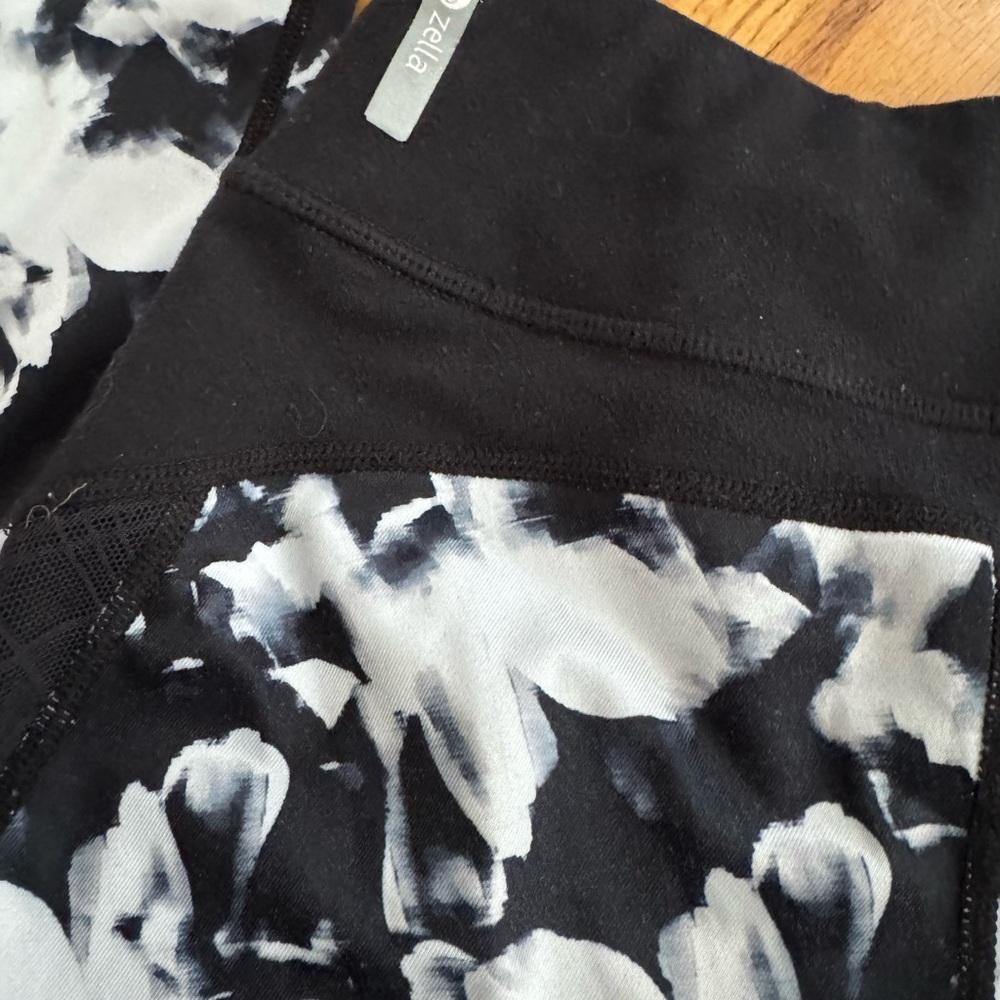 Zella Kids Black and White Floral Leggings - Picture 9 of 9